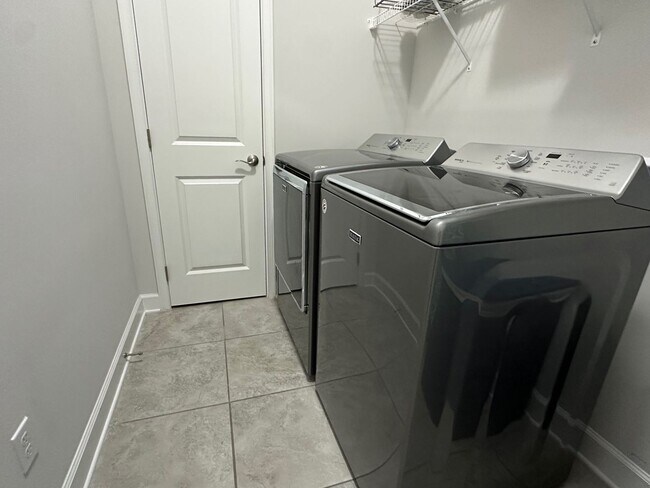 Building Photo - Fully Furnished, Stunning 4/4, Available I...