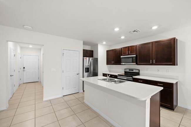 Building Photo - 3 Bedroom Townhome in North Naples communi...