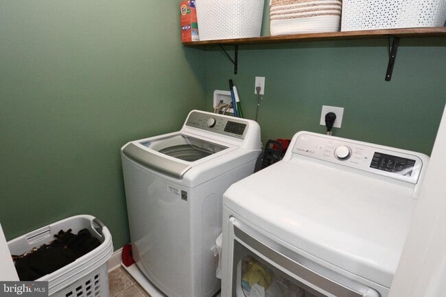 Building Photo - 326 W Hamlin Ave