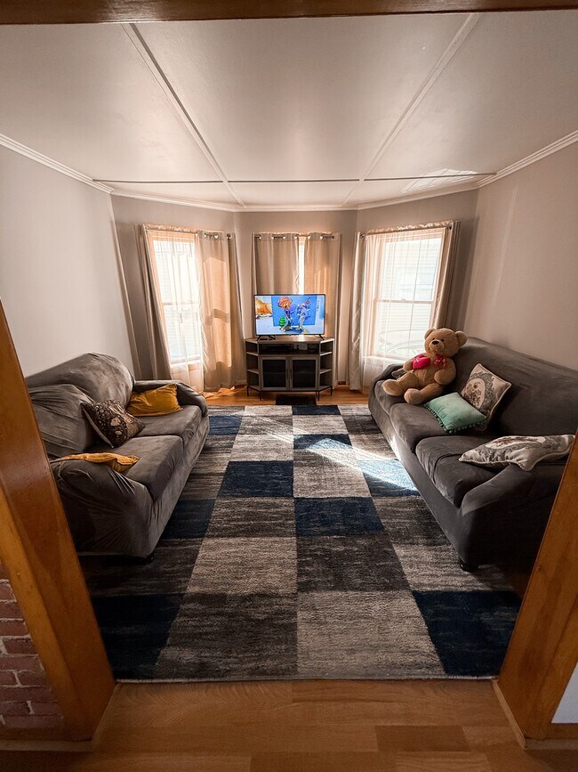 Building Photo - 4 Autumn St