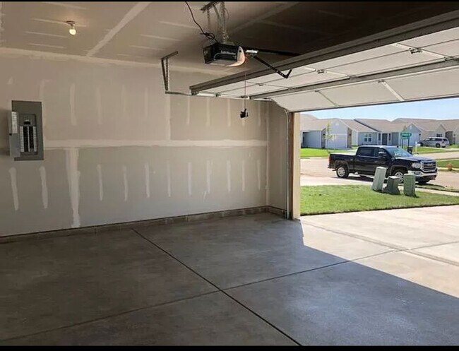 Building Photo - BRITTANY CHASE...3 Bedroom 2 bath