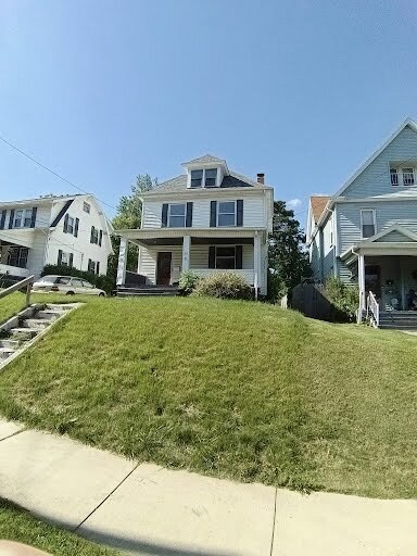 Building Photo - 305 E Leasure Ave