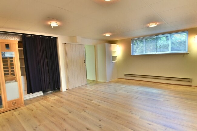 Building Photo - 5Bd/1.75Ba Mountlake Terrace House