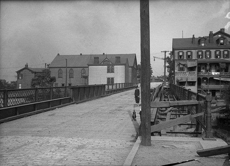 Building Photo - 2301 Mission St