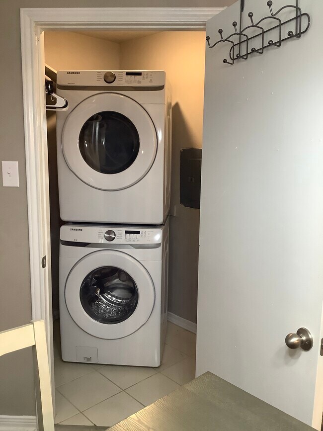 Building Photo - 2402 Sycamore Ave