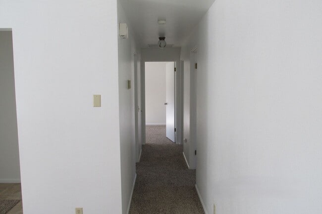 Building Photo - 3 Bedroom House in Burlington