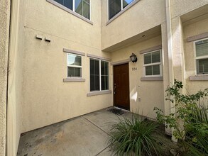 Building Photo - 3 Bedroom condo in Lake Elsinore