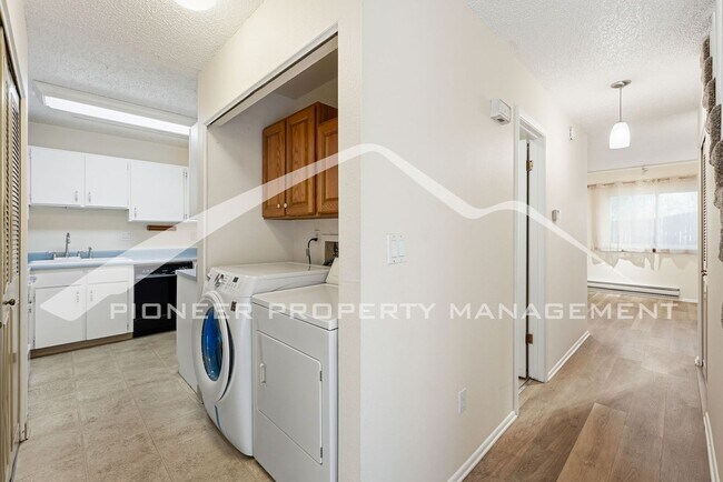 Building Photo - Charming Townhouse with Washer/Dryer and 1-Car Garage