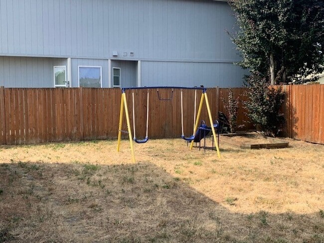 Building Photo - AVAILABLE NOW! Beautiful 3 bed/ 2 bath Single Family Home