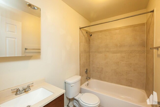 Building Photo - 1 bedroom in Chicago IL 60610