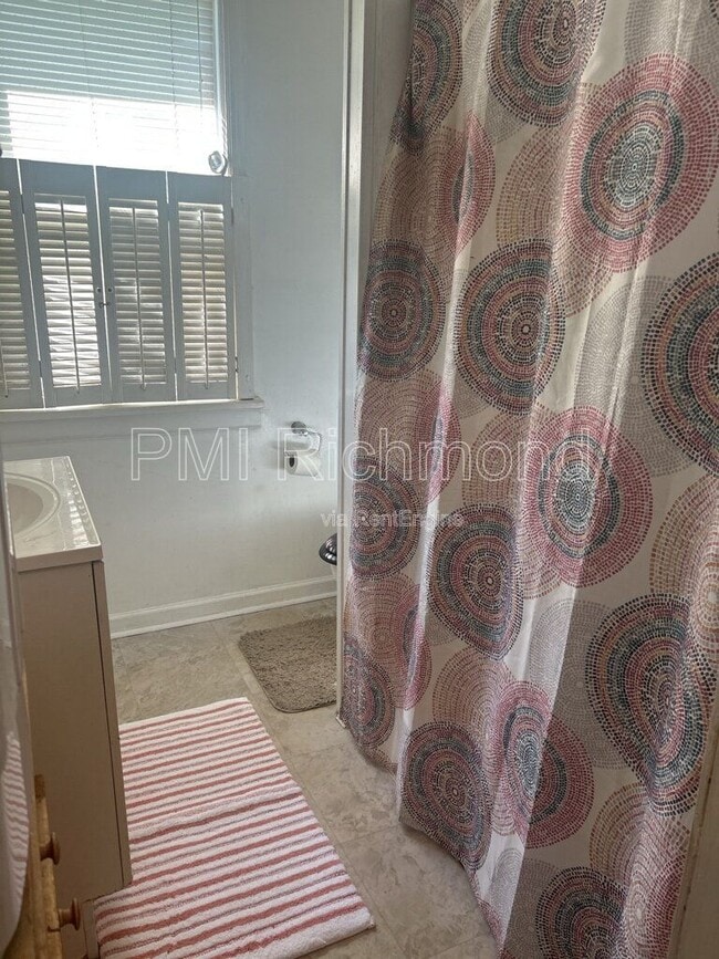 Building Photo - 915 Northampton Rd