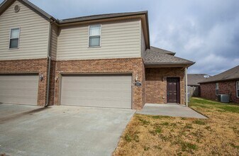 Building Photo - ***901 Oakwood Lane***