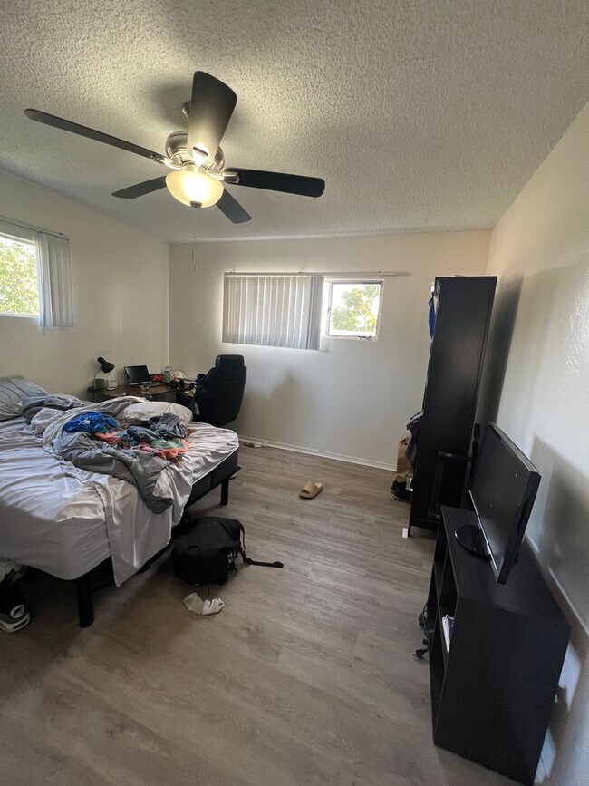 Building Photo - Updated 5 bedroom 3 bathroom house w/ HUGE YARD