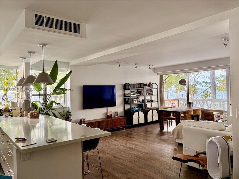 Building Photo - 1430 Brickell Bay Dr
