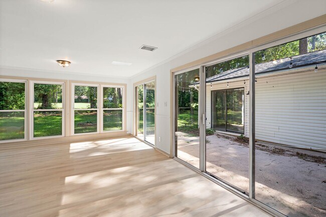 Building Photo - Lake Forest Golf Community