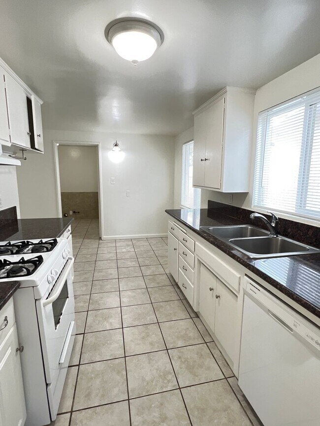 Building Photo - Northeast