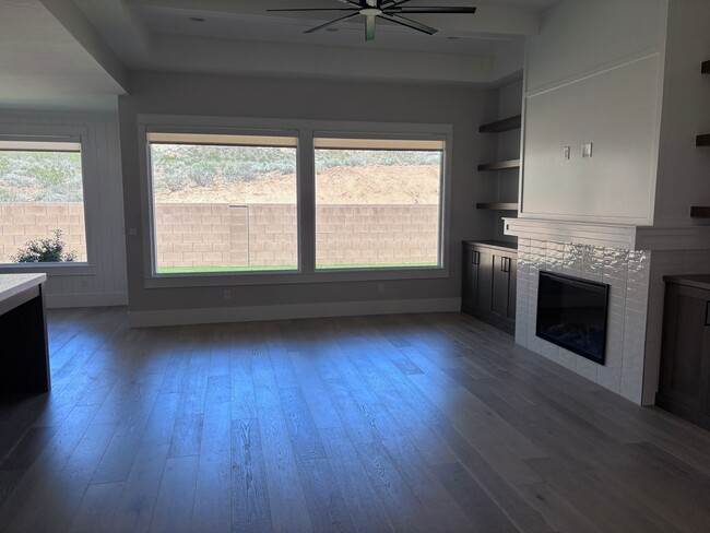 Building Photo - Wonderful single story 4 bed | 3 Bath | 2 Car Garage off Washington Dam Rd with Hot Tub