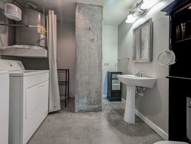 Building Photo - 2000 Bagby St