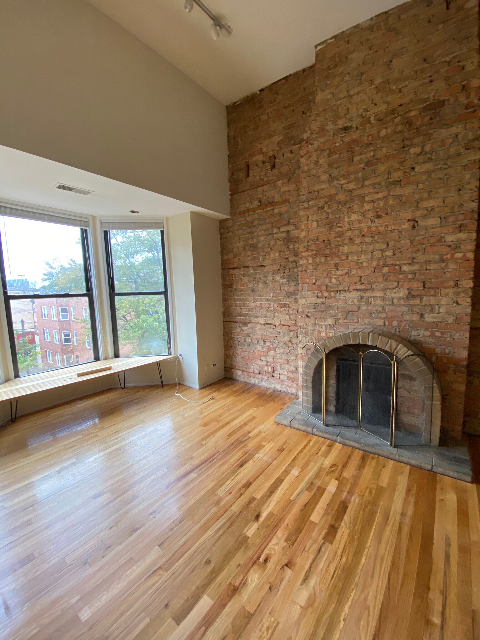 Building Photo - 606 W Surf St
