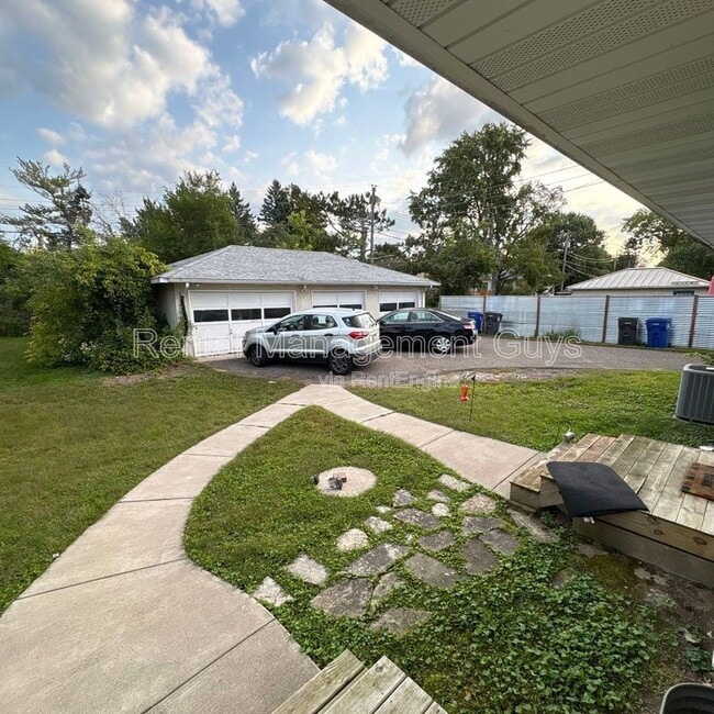 Building Photo - 2059 Burns Ave
