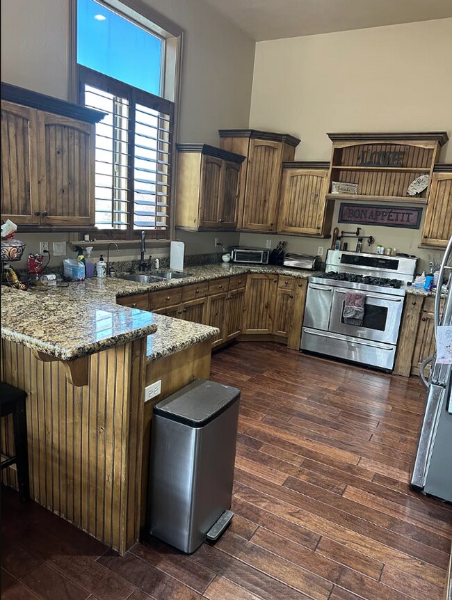 Building Photo - 6 Bed/3.5 Bathroom house in Herriman