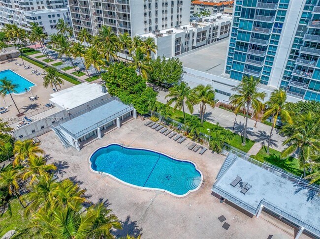 Building Photo - 2655 Collins Ave