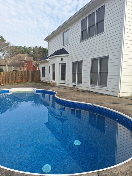 Building Photo - 100 Sunvalley Dr