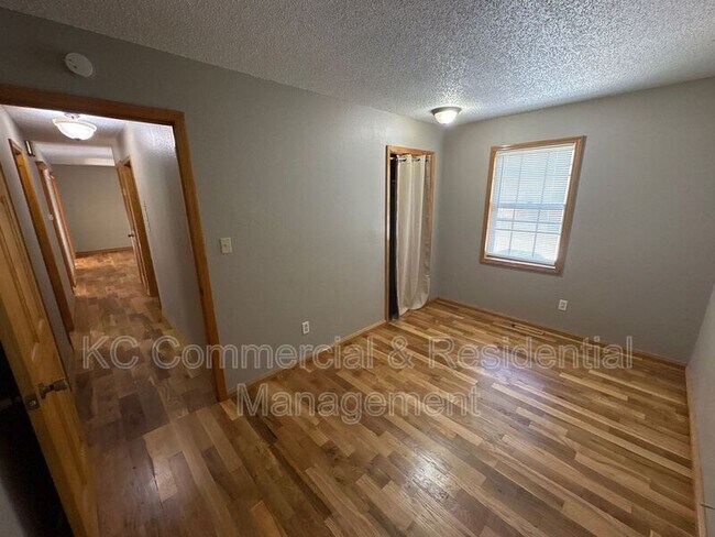Building Photo - 4508 NW Valley View Rd