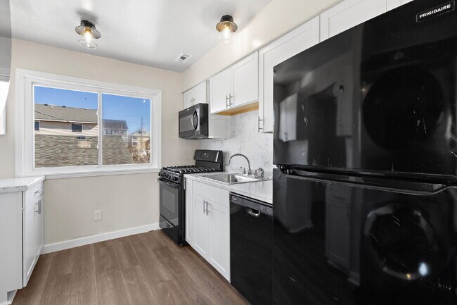 Building Photo - Beachside Living with Beautiful Bay Views