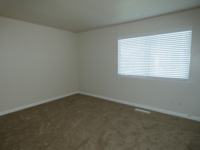 Building Photo - Townhouse Located Near School, Parks, Freeway Access!