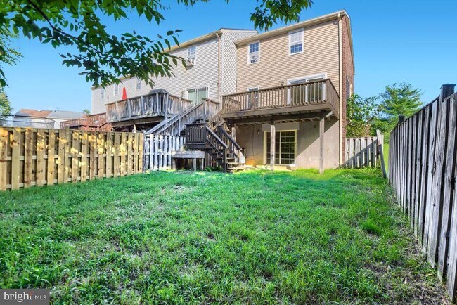 Building Photo - 907 Spry Harb