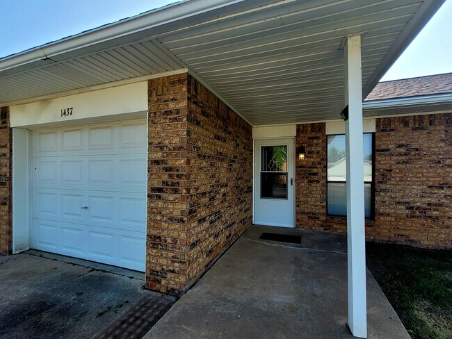 Building Photo - 1437 S Will Rogers Dr