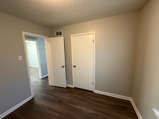 Building Photo - 6360 Greenbriar Dr