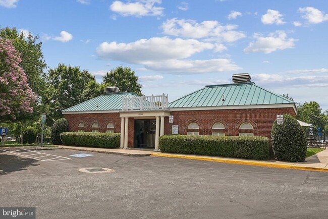 Building Photo - 440 Belmont Bay Dr