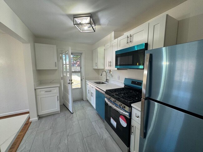 Building Photo - Completely Updated, Open , Quiet House in Oakmont!