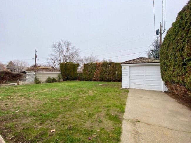 Building Photo - Darling Home in Historic Yakima Neighborhood