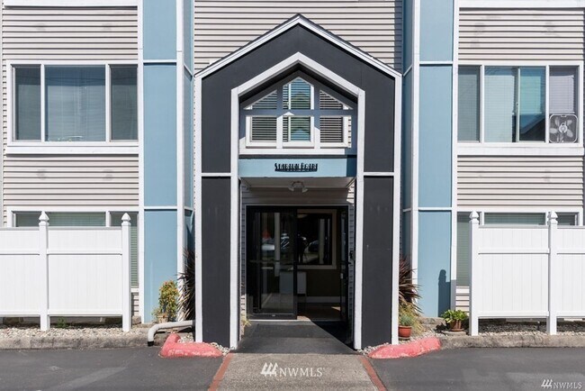 Primary Photo - *** RENT SPECIAL 50% off MAY RENT*** Beaut...