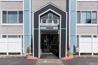 Building Photo - *** RENT SPECIAL 50% off MAY RENT*** Beautiful & Spacious Condo in the Heart of Tacoma