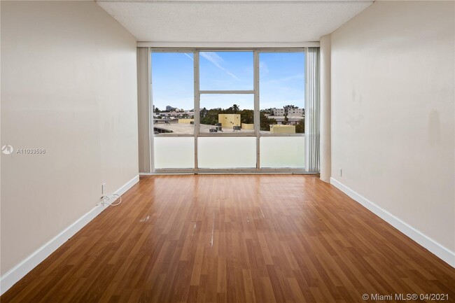 Building Photo - 900 Bay Dr
