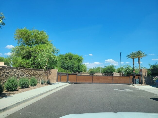 Building Photo - 2754 S Apache Dr