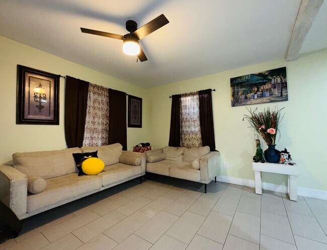 Building Photo - 2615 N Beaumont Ave