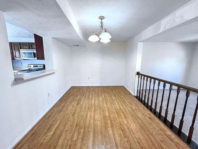 Building Photo - Charming 2-Bedroom Home with Modern Amenit...