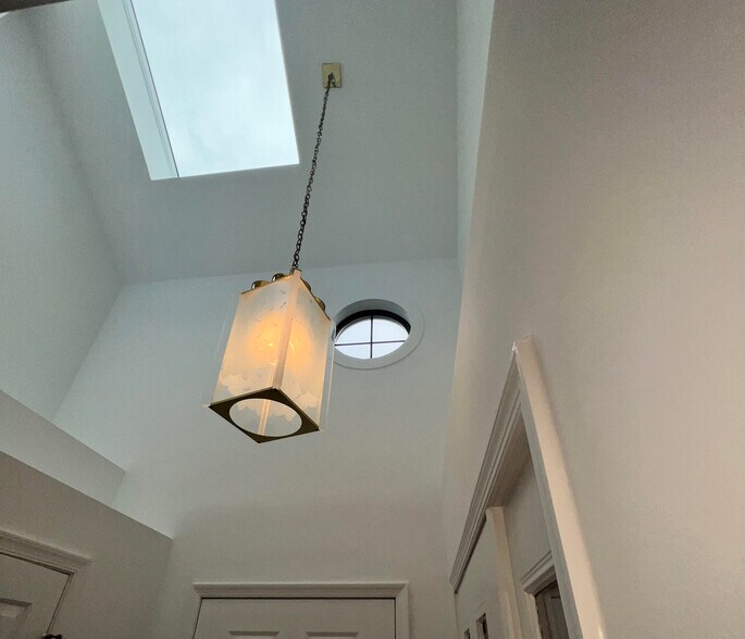 Skylight window in foyer - 95 Timothy Cir