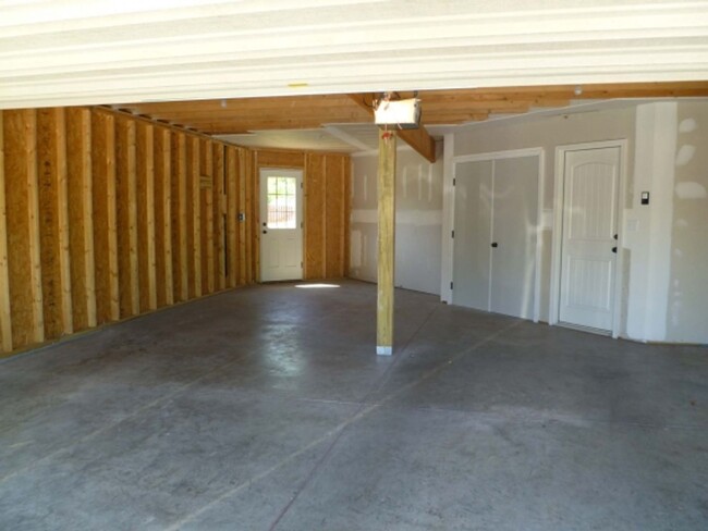 Building Photo - 3 Bedroom 2.5 Bathroom Home- Smithton Ridg...