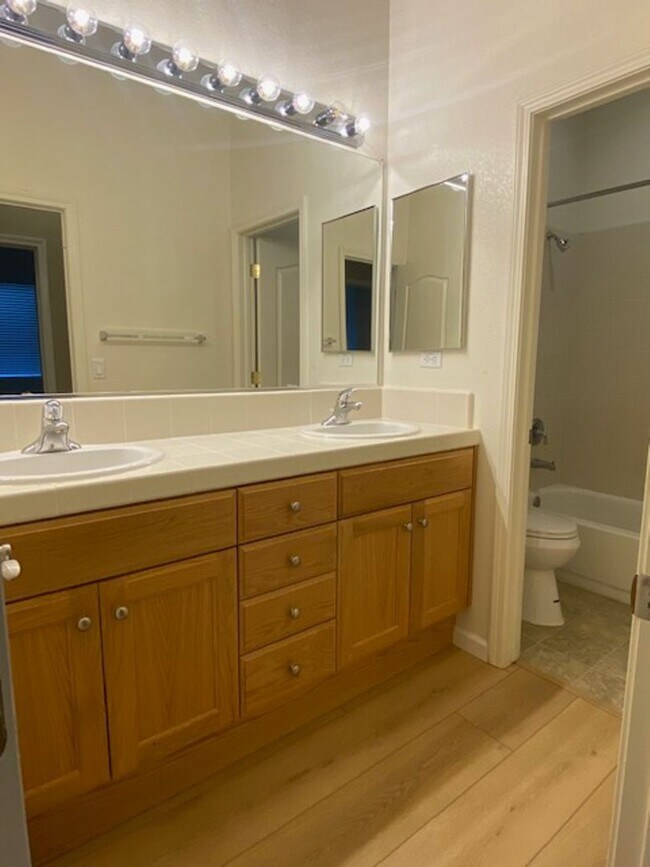 Building Photo - Immaculate home in West Roseville! Please ...