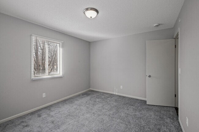 Building Photo - Rosco Apts-2720