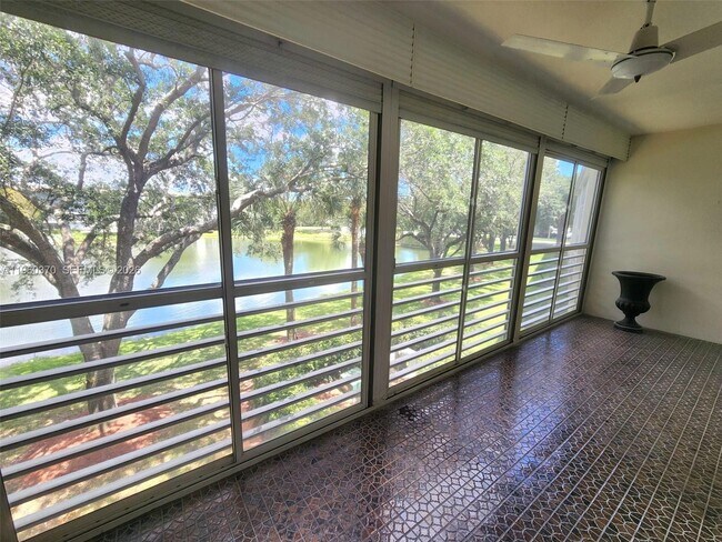 Building Photo - 2304 Lucaya Ln