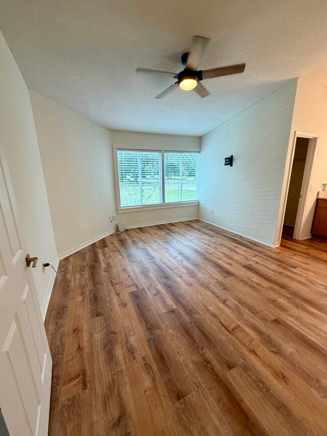 Building Photo - 107 Woodland Dr