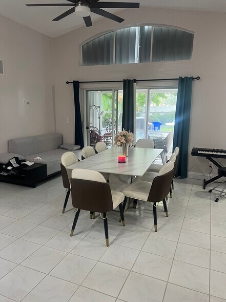 Dining - 7927 Manor Forest Blvd