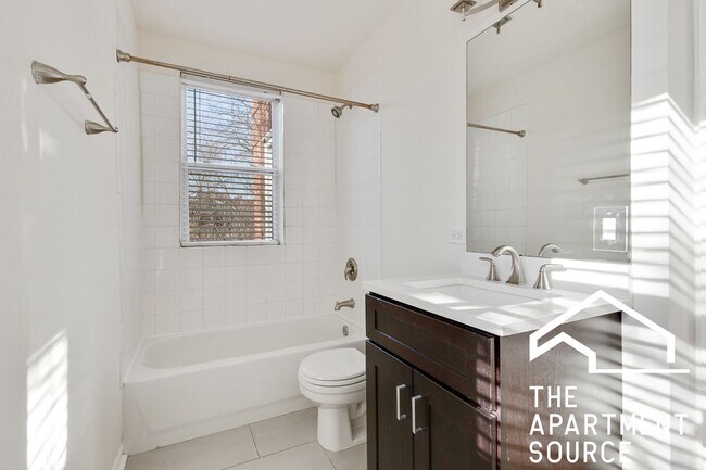 Building Photo - 2520 W Leland Ave